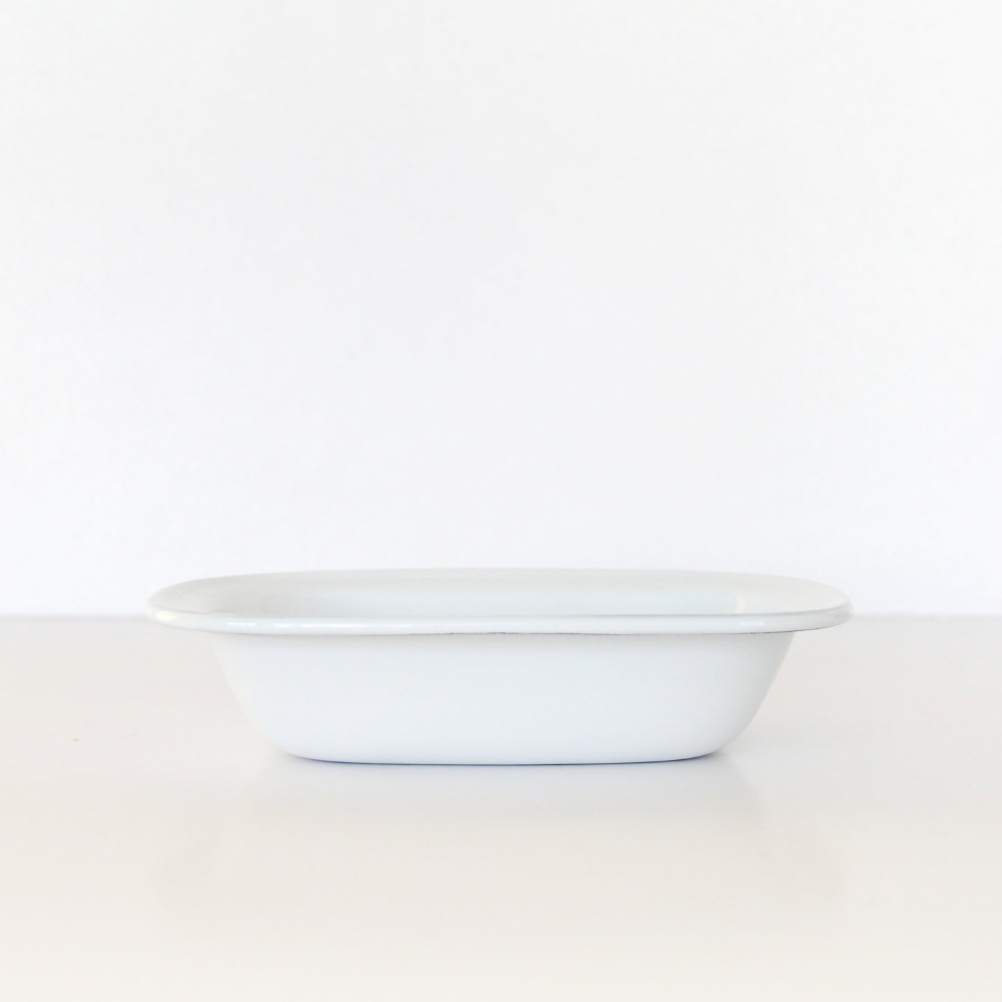 white enamel pie dish | blue rim | 16cm - 32cm
